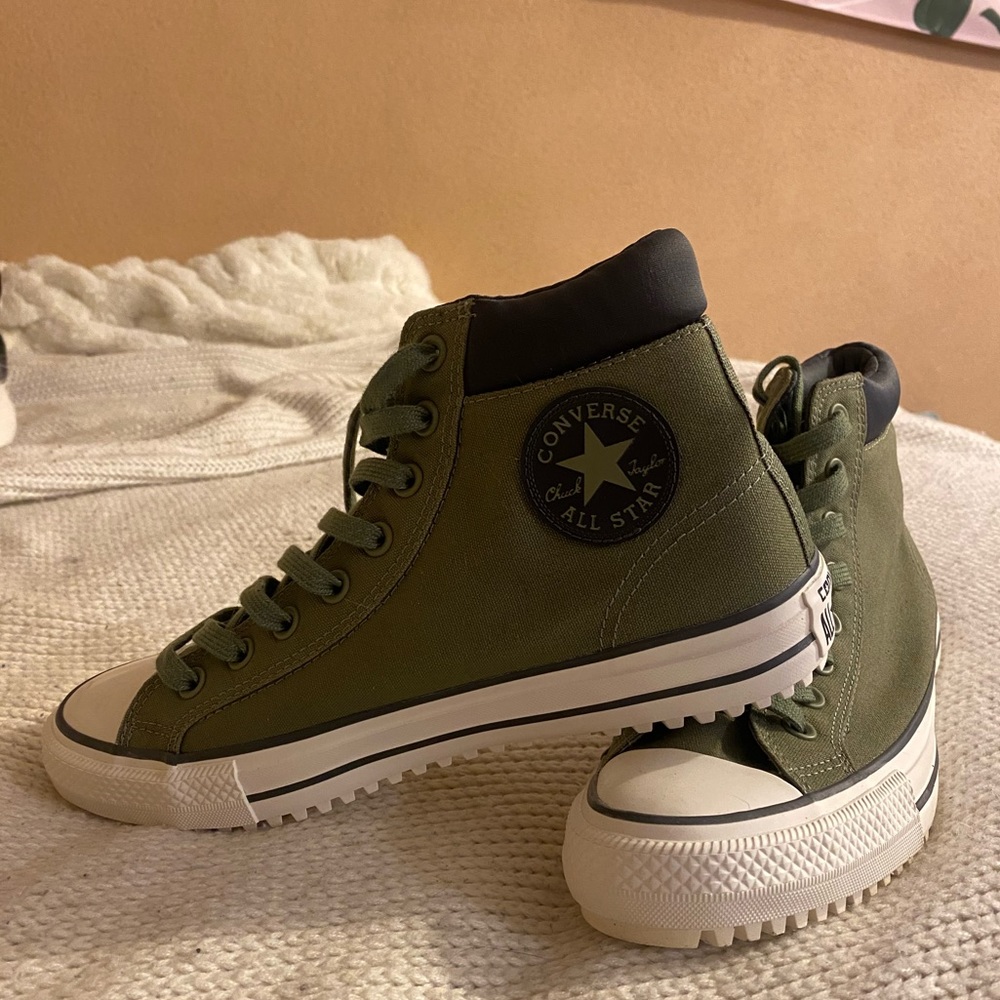 Converse size 10.5 womens 8.5 mens